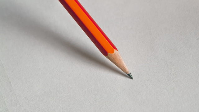 オレンジの鉛筆の画像